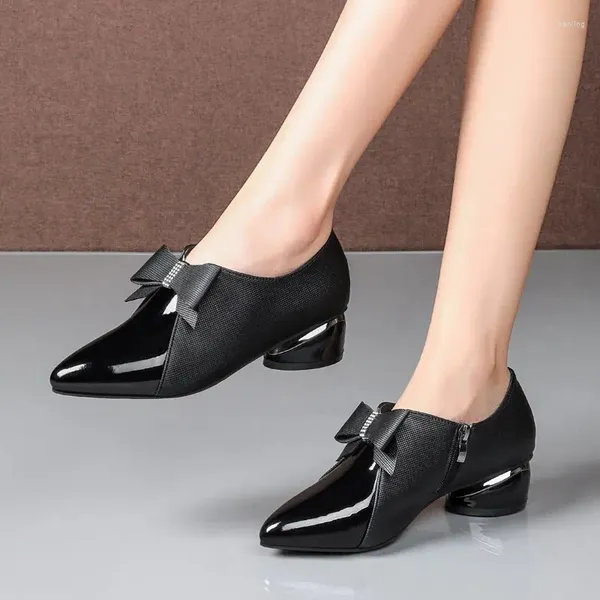 Sapatos de vestido 2023 bombas sexy mulheres fivela-nó baixo meados de saltos primavera outono patente couro conforto feminino apontado zíper sapato