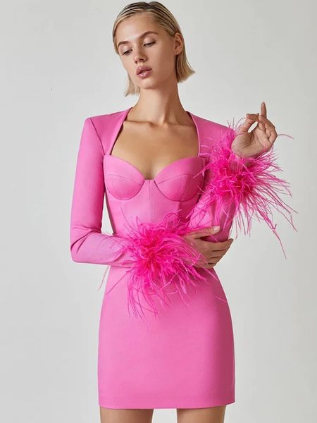 Abito invernale sexy da donna appena arrivato a maniche lunghe con piume rosa caldo mini vestito dalla fasciatura nero 2023 elegante abito da sera da club 231226