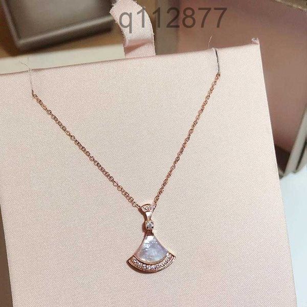 Collane con ciondolo Collana a forma di ventaglio tempestata di micro diamanti Gonna piccola di lusso da donna alla moda Catena clavicola in acciaio al titanio Oro 18 carati