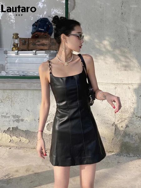 Lässige Kleider Lautaro Frühling Herbst Schwarz Kunstleder Spaghetti Strap Minikleid Frauen mit Kette Kurze Sexy Rückenfreie taillierte Kleidung 2023