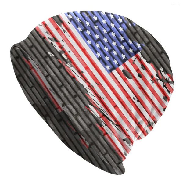 Baskenmützen, dünne Mützen, Strickmütze, Herbst-Grunge-amerikanische Flagge, Backsteinmauer, Beanie-Mütze, lässig