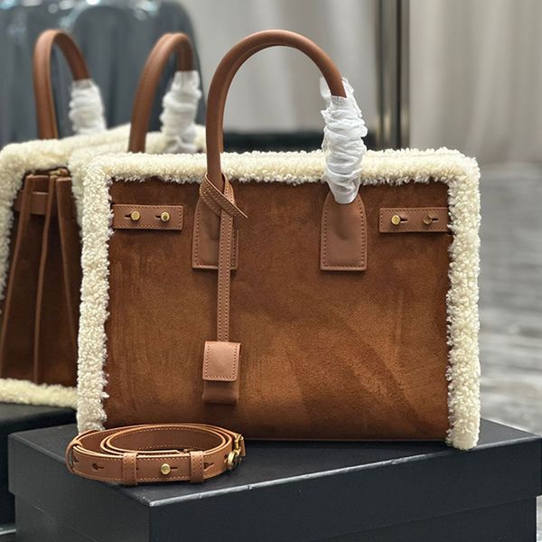 Weiche Designer-Reisetasche im Akkordeon-Stil. Zeitloser Stil. Riesiges Fassungsvermögen. Ausgestattet mit langen Schultergurten. Klassische Designer-Orgeltasche aus Lammhaar für Damen 717442