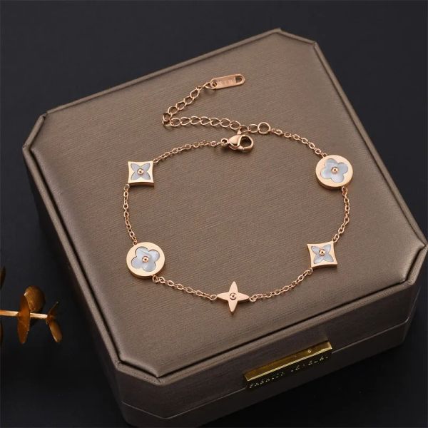 Snap-up-Designer-Armreif mit vierblättrigem Kleeblatt-Anhänger. Eleganter, modischer 18-Karat-Gold-Achat-Muschel-Kette, modische Geburtstagsfeier, perfektes Geschenk GGG