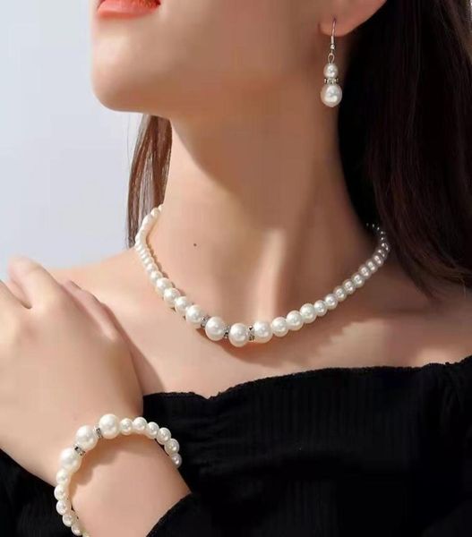 Abito da esplosione di gioielli Collana di perle europee e americane Bracciale con orecchini Set di tre pezzi Accessori per abiti da sposa65213323150786