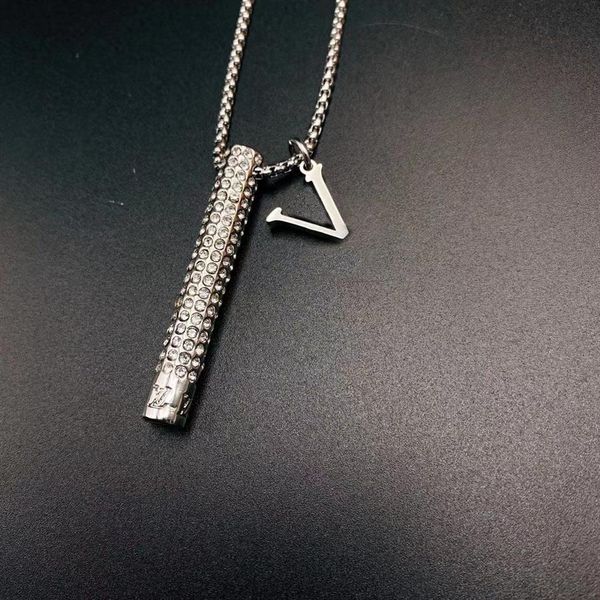 Colar de apito de prata elegante Um apito cheio de strass prateado que pode ser soprado Colar de luxo de marca designe263j