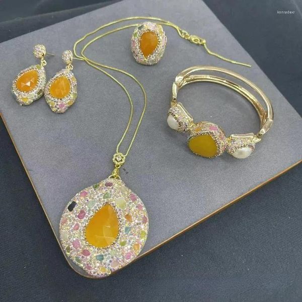 Collana Collana Orecchini Set Giada malese naturale intarsiata con piccole pietre multicolori Quattro pezzi di banchetto nuziale femminile di lusso di fascia alta