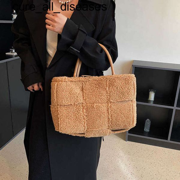 Totes Borsa tote in velluto invernale per donna 2024 Borse a tracolla con catena di moda Designer Borse e borsette di lusso Marca Peluche Grande mano