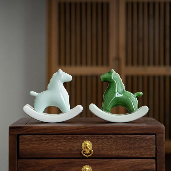 Cavalo de balanço ornamento criativo cerâmica cavalo verde chá pet ornamento boutique sala estudo casa decorações 231226