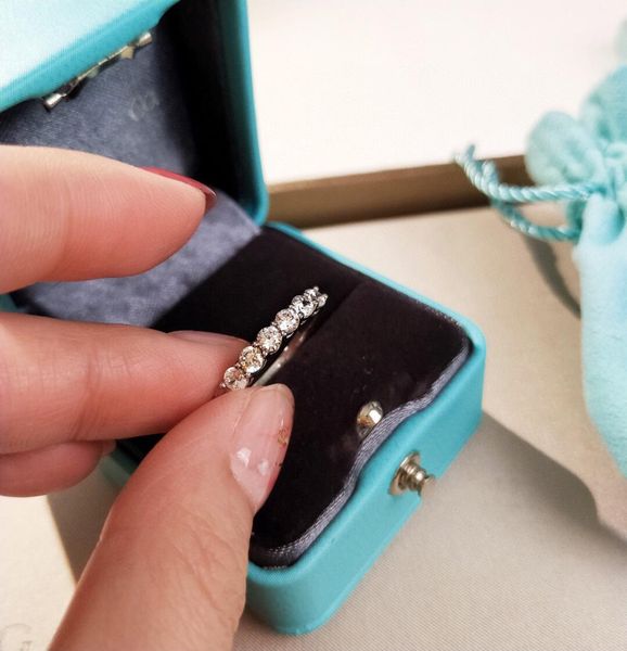 Anel de banda punk com pingente de prata S925 com meia linha de diamantes brilhantes em tamanho 10quot para presente de joias de casamento feminino tem carimbo luxo4599658