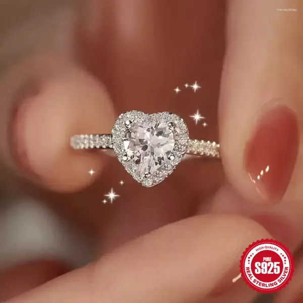 Rings de cluster Canner Luxury Silver Color Heart Ring para mulheres requintadas moda de metal embutido para pedras de zircão jóias de noivado de casamento