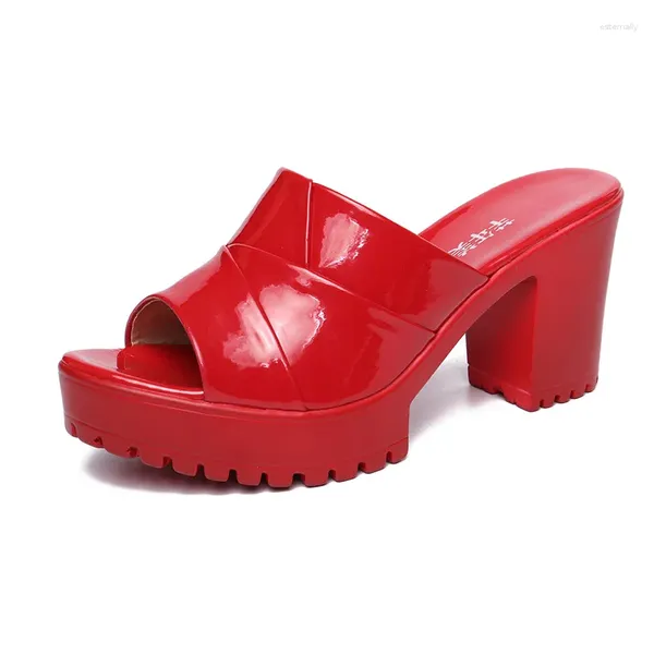 Pantofole 8 centimetri di piccola dimensione 32-43 sandali con plateau con fondo spesso in pelle verniciata estate 2023 sandali con tacchi alti a blocchi per modello da ufficio