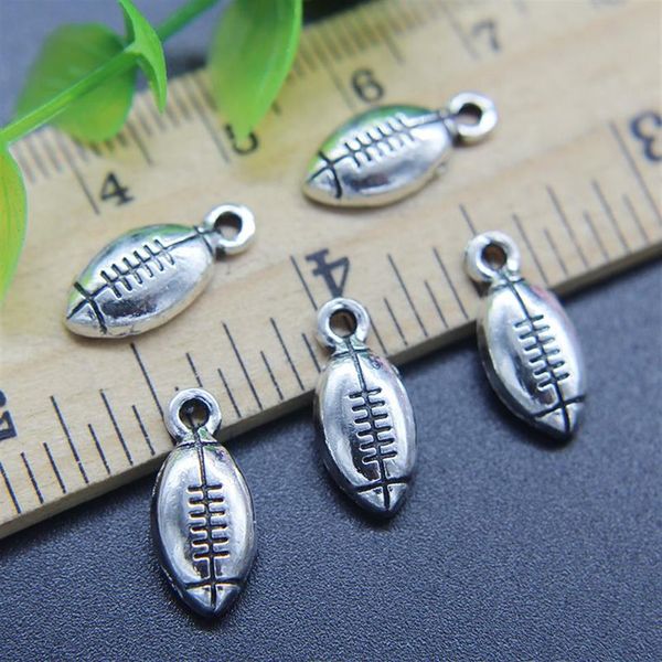 100 pz Mini Rugby Football Lega Charms Ciondolo Retro Creazione di gioielli Portachiavi fai da te Ciondolo in argento antico per orecchini braccialetto 15 225q