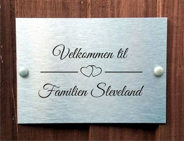 Placa de porta com design de coração amoroso personalizada com nome de família 231226
