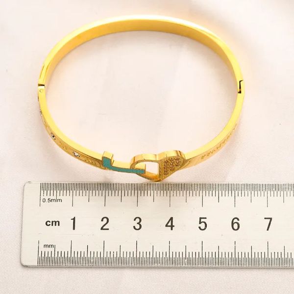 T GG Bracciale di lusso Nuovi braccialetti Bracciale in metallo placcato oro 18 carati Regali di marca Bracciale a cuore Progettato per le donne Moda Amore Gioielli Accessori all'ingrosso