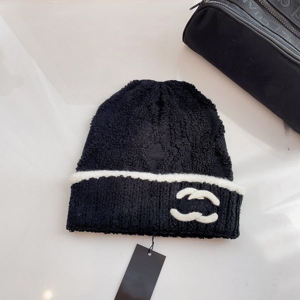 Designer Beanie Chapéu de Luxo Chapéu de Malha de Inverno Homens e Mulheres Cap Quente Versátil Madeira Temperatura Frio Caps Ski Caps Europa Maré Vários estilos são muito bons