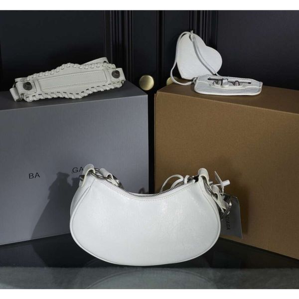 Tasarımcı Orijinal Deri Omuz Çantası Kadın Perçin Patlayıcı Desen Tavalar Kalp Şekleli Asılı Ayna Beyaz Omuz Çantası Kutu