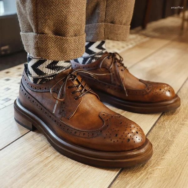 Scarpe eleganti da uomo formali stile britannico testa tonda Brock intagliato business casual in pelle suole spesse aumentano il matrimonio