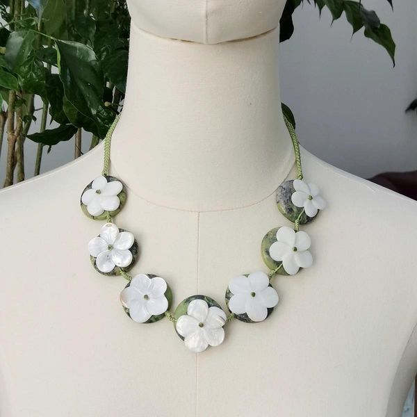 Halsketten Lii Ji Grüne Halskette, handgefertigt, türkisfarbene Muschelblumen-Halskette, 52 cm, Lagerverkauf, Damenschmuck, Geschenk
