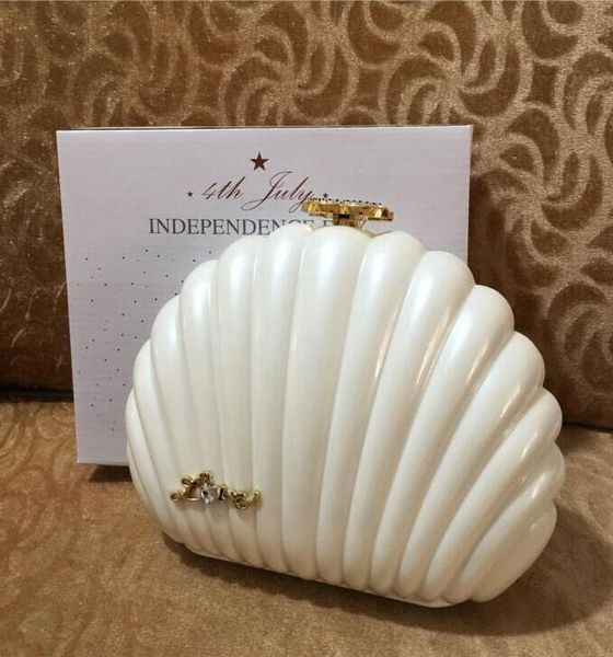 Fashion Paris Bellissima borsa per gioielli CoCo con sfere di perle Molto carina pochette per gioielli con conchiglia di perle bianche nere per fascino regalo di Natale per le donne
