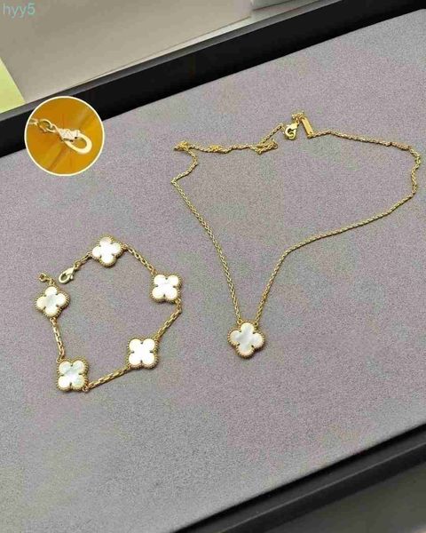 Braccialetti Charm Bracciale a quattro foglie Bracciale femminile a sospensione oro Lettere di gioielli in acciaio Titanio Girls Best Wedding Gift Chain Designer Set a 2 pezzi