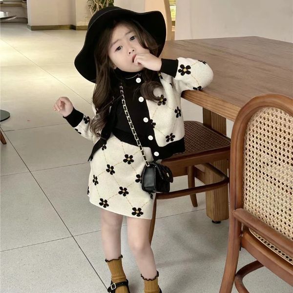 Completo da bambina in maglione autunnale con stampa floreale a maniche lunghe in cardigan con gonna in due pezzi Set lavorato a maglia per bambini 231226