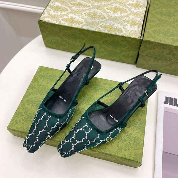 Lüks Kadın G Slingback Sandalet Pompası Aria Slingback Ayakkabıları Kristaller Köpüklü Motif Arka Toka Kapatma ile Siyah Ağda Sunulur