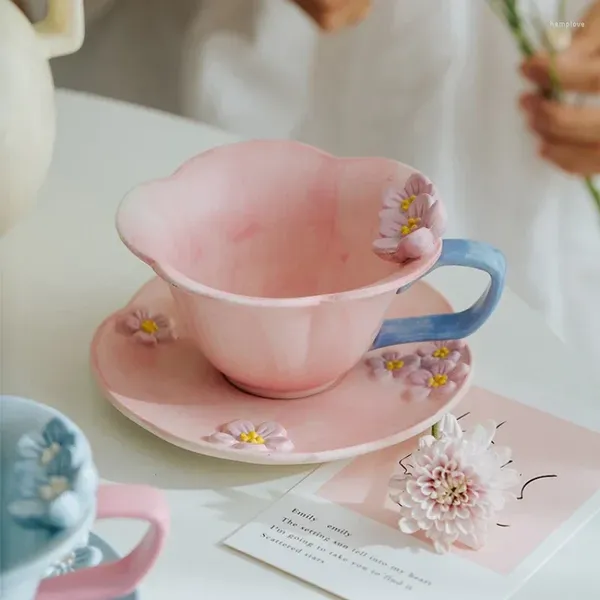 Kupalar el boyalı 3d çiçek süt çayı bardak renkli seramik tabaklar set porselen kahve fincan