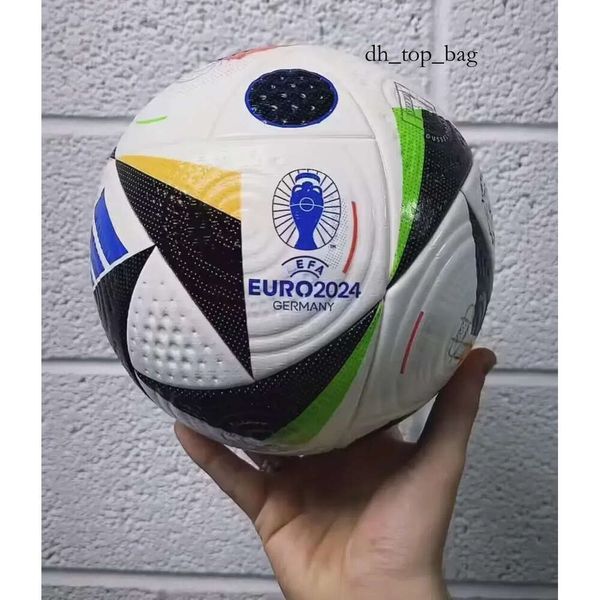 Yeni En Kalite 2024 Euro Kupa Boyut 5 Futbol Top Uniforia Final Final Kiev PU Boyut 5 Top Granülleri Kayma Dayanıklı Futbol 8675 4613