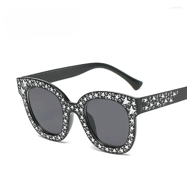 Occhiali da sole alla moda, montatura grande, personalità quadrata, occhiali da sole colorati chiari con borchie di diamanti