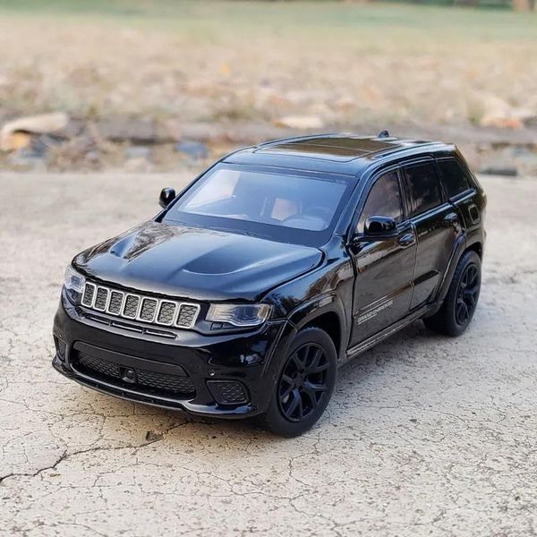 Carros Diecast Modelo 1/32 Liga Modelo de Carro SRT Grand Cherokee Clássico Carro Direção Amortecedor Simulação Som Luz Menino Presentes 230901