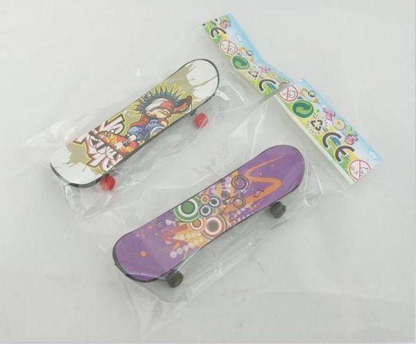 Mini Finger Skateboard Toys 626 cm Opp Pkg Farbe zufälliger Fingerboard -Roller Skate Board Party bevorzugt Bildungsgeschenk Finger Toy2727071