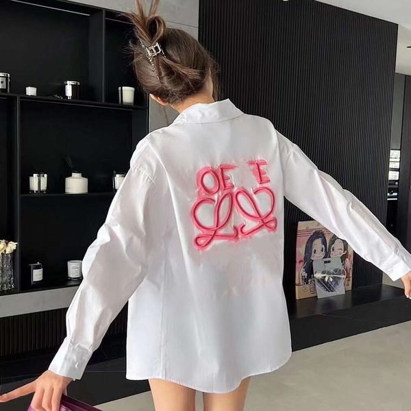 Loewve Frauen rosa Buchstaben gedruckter weiße Langarm -Lupe -Shirt -Hemdgeschäft lässig losen Streetwear Designer Kleidung Frühlingsknopf Hemden Mantel Mantel