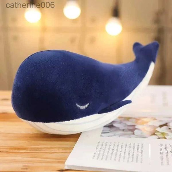 Animali di peluche ripieni 25 cm Cartoon Soft Little Blue Whale Peluche Animali marini di peluche Cuscino Lovely Fish Dolphin Bambole per ragazze Regalo di compleanno per bambini L231228