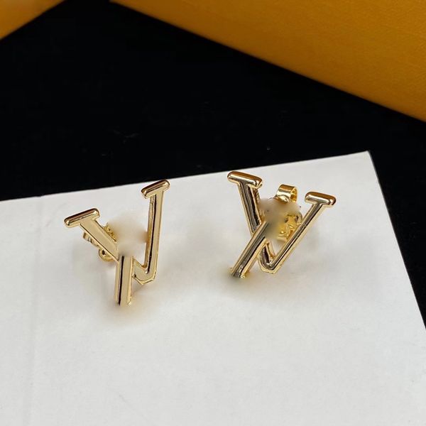 18K Gold Love V Letters Designer Brincos de Estudação para Mulheres Luxo Novo CARTRA ELEGENTE EAR RINGS EAR RINGS EARRO BRINIMENTE PRESECIMENTO DE JOIXAS CAIXA DE CAIXA DE BRANCA DE JOIXAS