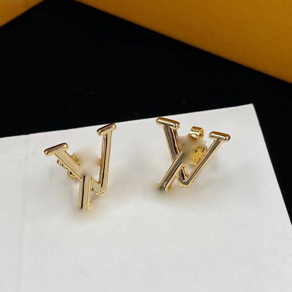 18K Gold Love v Letters Designer -Hengst Ohrringe für Frauen Luxus Süßes Brief Engagement Elegant Charm Ohrringe Ohrring Geburtstag Geschenke Schmuck Brand Geschenkbox Packung Packung