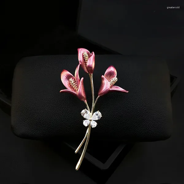 Broschen 1227 Ein Blumenstrauß rote Blume für Frauen passt Luxus Schmetterling Schmuck Männer Abzeichen Schnalle Elegante Pins Kleidungszubehör