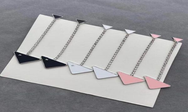Tasarımcı Long Stud dangler çember siyah beyaz damla kadınlar için üçgen şekilli küpeler marka mektub