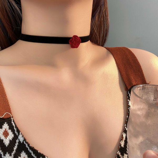 2024 DESIGNERS Rotwein-Rosen-Halskette für Damen, neues leichtes Luxus-Nischendesign, exquisite, einfache, vielseitige High-End-Schlüsselbeinkette