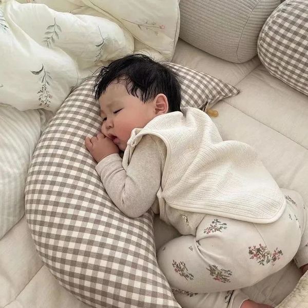Ins Baby Moon Calmante Travesseiro Xadrez Super Macio Crianças Dormindo Almofada de Amamentação Nascida Decoração de Cama 60cm 231228
