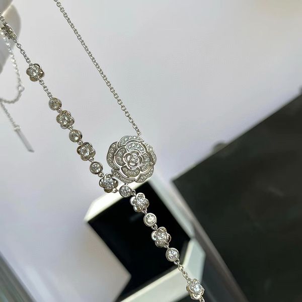 Französischer Schmuckdesigner, klassische Halskette aus 925er-Sterlingsilber, luxuriöse ausgehöhlte Kamelien-Quasten-Halskette mit eingelegten Strasssteinen, Damen-Charm-Halsketten, Schwester-Geschenk