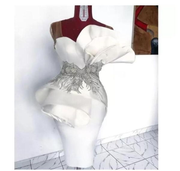 2022 Bescheidene weiße Cocktailkleider mit durchsichtigen Trägern, gerüschter Satin, knielang, kurze Abendkleider, Kristall-Pailletten, Perlenapplikationen1869618