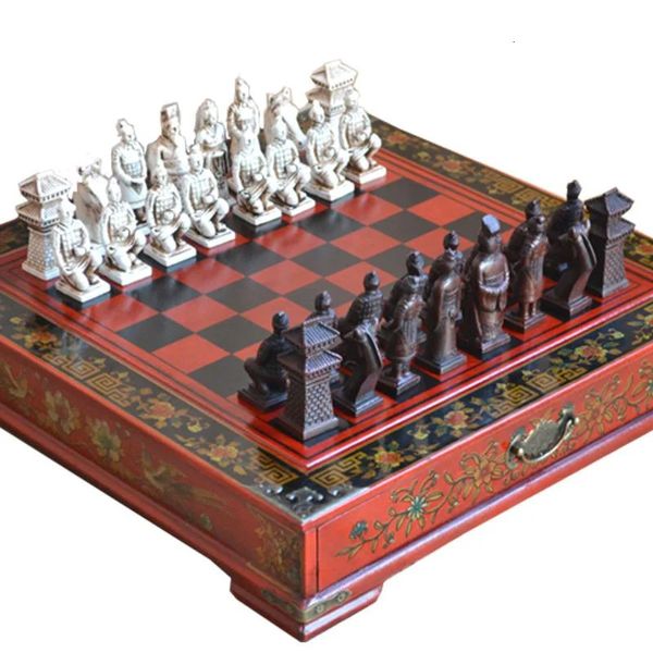 Klassische chinesische Terrakotta -Krieger Retro Schach Holz Schachbrett schnitzen Teenager Erwachsener Brettspiel Puzzle Geburtstagsgeschenk 231227