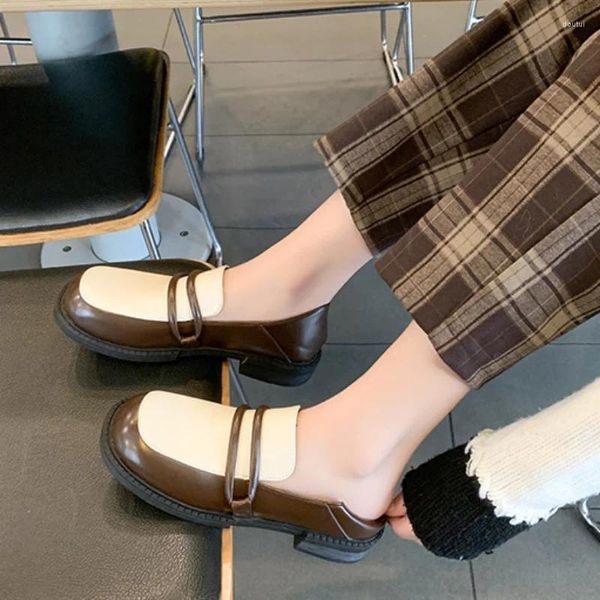 Kleiderschuhe quadratischer Kopf kleines Leder 2023 Frühlings- und Herbst Koreanische Farbe passend Frauen mit niedriger Absatzlaafer lässig