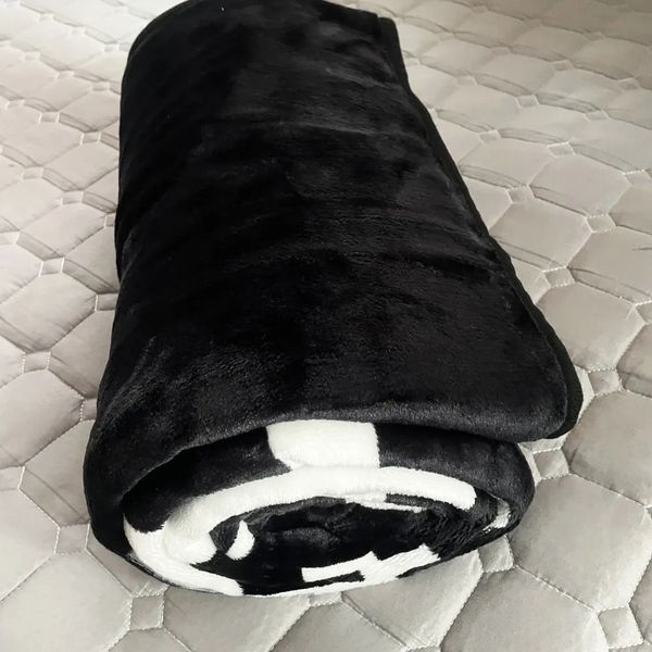 Черное дизайнерское одеяло с белым буквенным логотипомРоскошное домашнее одеяло с буквенным принтом Взрослые дети Ковер Домашний текстиль Постельные принадлежности Диван Путешествие