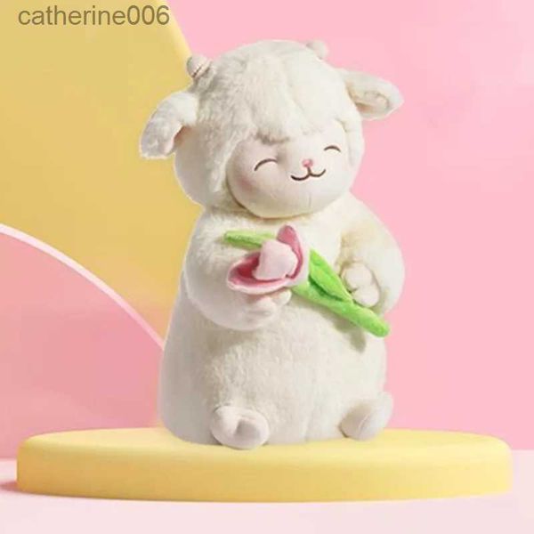 Animais de pelúcia de pelúcia doce ovelha branca Lam Hold Tulip Flower Plush Doll Soft Stuffed Hug Plushie Toy Cute Animal Gift para Kid Aniversário ChristmasL231228