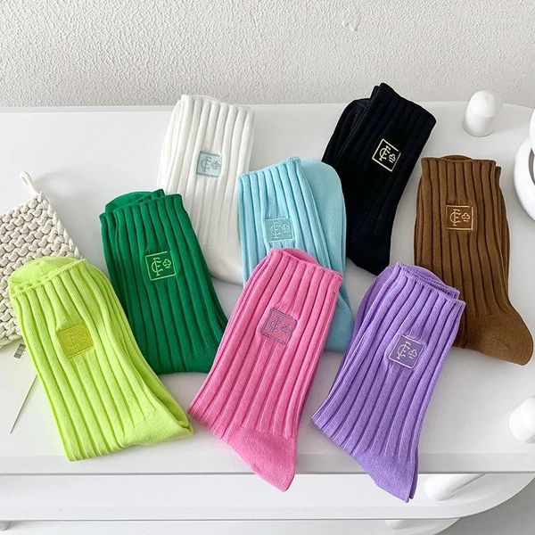 Damen-Socken, hohes Oberteil, mittlere Röhre, verblasst nicht leicht. Haufen von Macaron-farbener Stickerei-Baumwolle für Damen