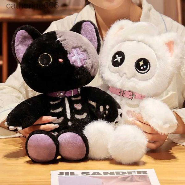 Animais de pelúcia de pelúcia Kawaii diabo esqueleto gato brinquedo de pelúcia desenho animado animal de pelúcia fofo horror monstro crânio gótico gatinho para crianças presentes de Natal de HalloweenL231228