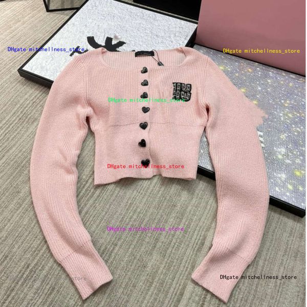 23SS Damen Pullover Designer Strickwaren Herbst Mode Applikation Buchstaben Strickpullover Lässige Strickoberteile Strickjacke Jacke Love Button Mantel