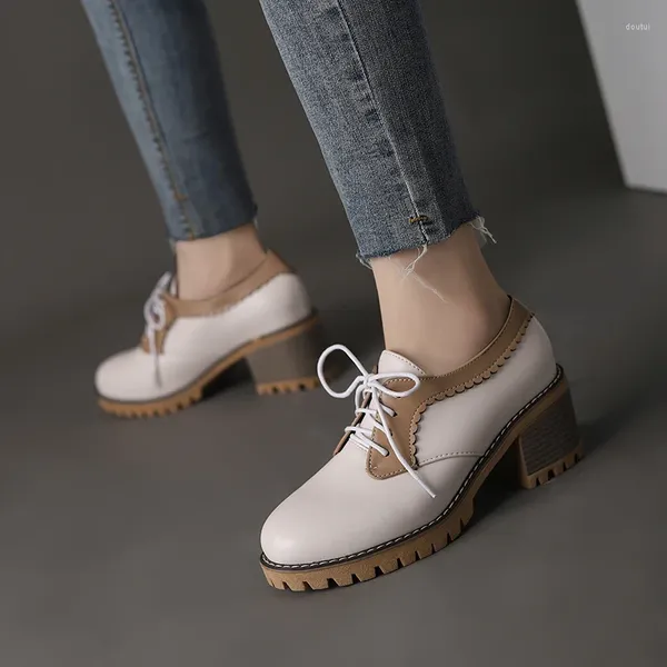 Kleiderschuhe 2023 Plus Size 34-43 Britische Stil Mischfarben Frauen Blocke Black Beige gekreuzte Pumpen Damen Drop Ship