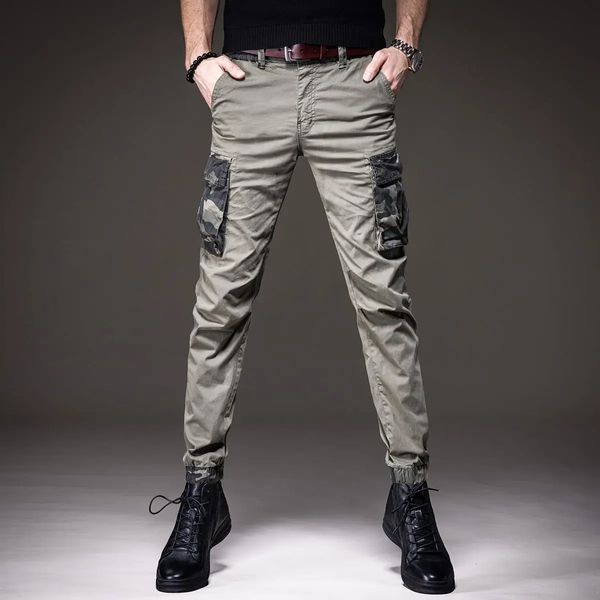 Decorazioni mimetiche di lusso leggere da uomo Jeans sportivi all'aperto Pantaloni cargo resistenti all'usura Fan dell'esercito Pantaloni casual multitasche slim fit; 231229